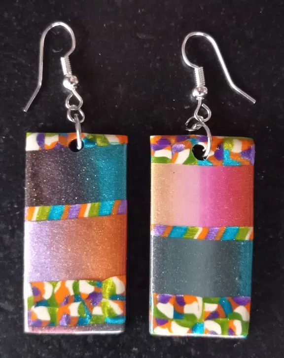 Boucles d'oreilles colorées de forme rectangulaire