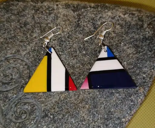 Paire de boucles d'oreilles fantaisie en triangle