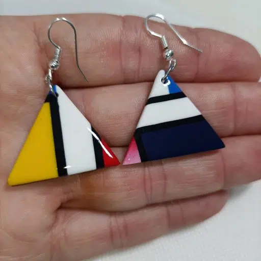 Paire de boucles d'oreilles fantaisie en triangle