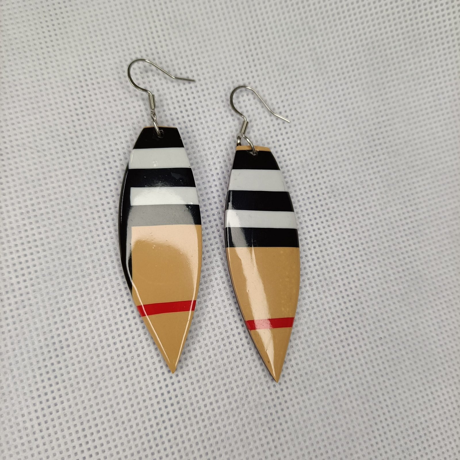 Boucles d'oreilles fantaisies artisanales motif planche de surf stylée