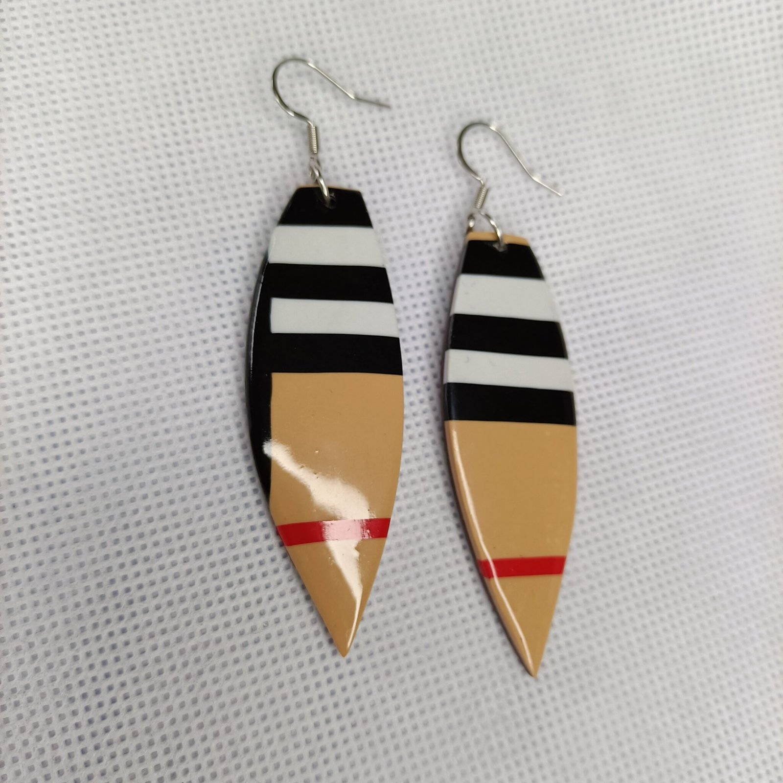 Boucles d'oreilles fantaisies artisanales motif planche de surf stylée