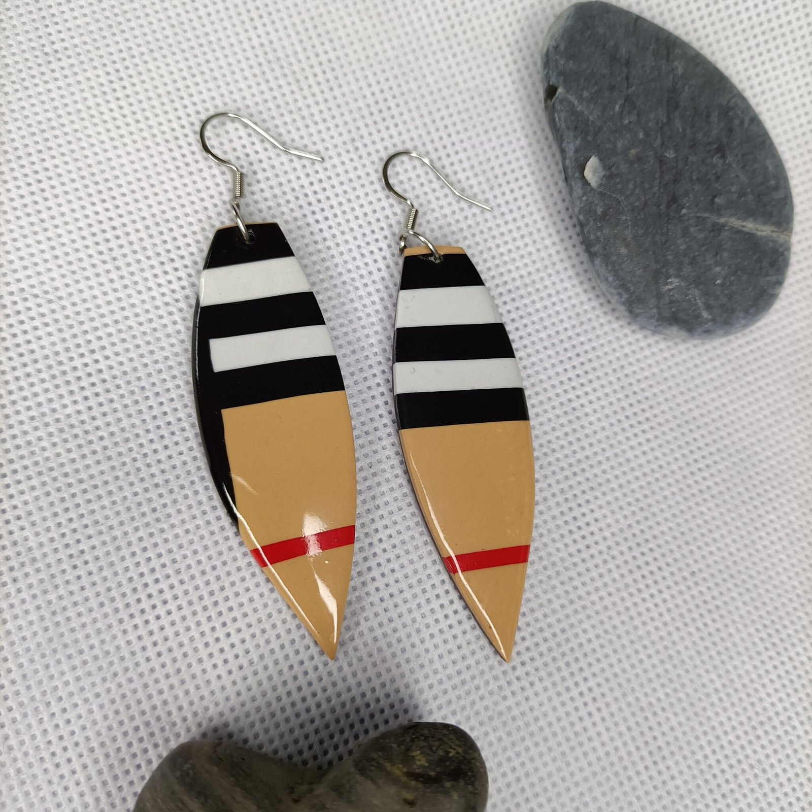 Boucles d'oreilles fantaisies artisanales motif planche de surf stylée