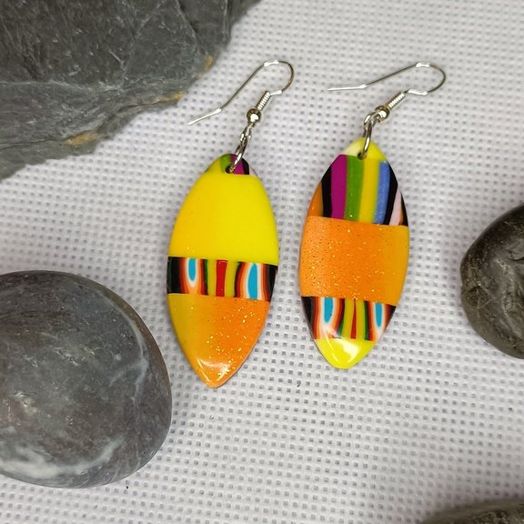 Boucles d'oreilles fantaisies artisanales sur le thème du surf et colorée