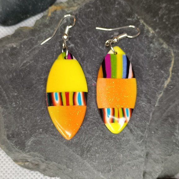 Boucles d'oreilles fantaisies artisanales sur le thème du surf et colorée