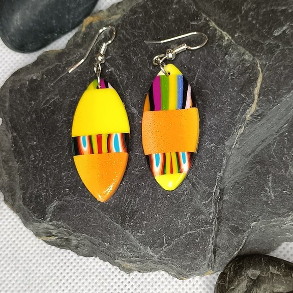 Boucles d'oreilles fantaisies artisanales sur le thème du surf et colorée