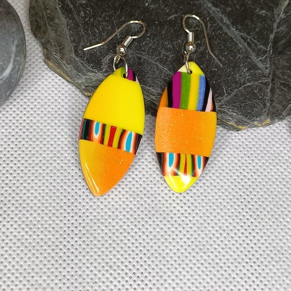 Boucles d'oreilles fantaisies artisanales sur le thème du surf et colorée