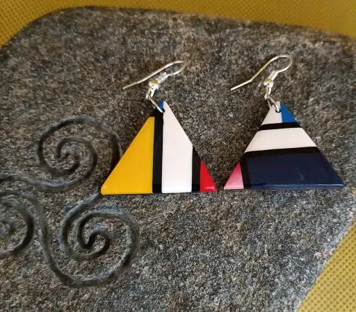 Paire de boucles d'oreilles fantaisie en triangle