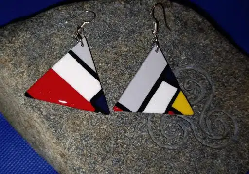 Paires de boucles d'oreilles fantaisie en triangle
