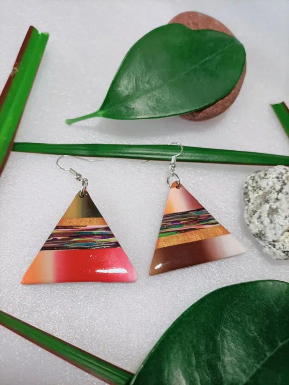 Boucle d'oreille élégante en forme de triangle