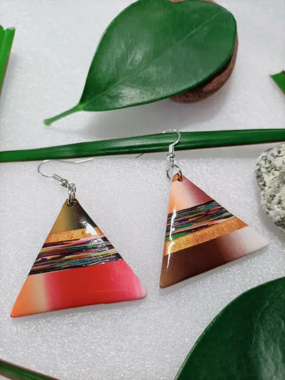 Boucle d'oreille élégante en forme de triangle