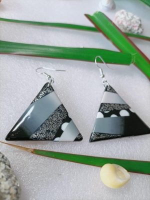 Boucles d'oreilles cendrée en forme de triangle