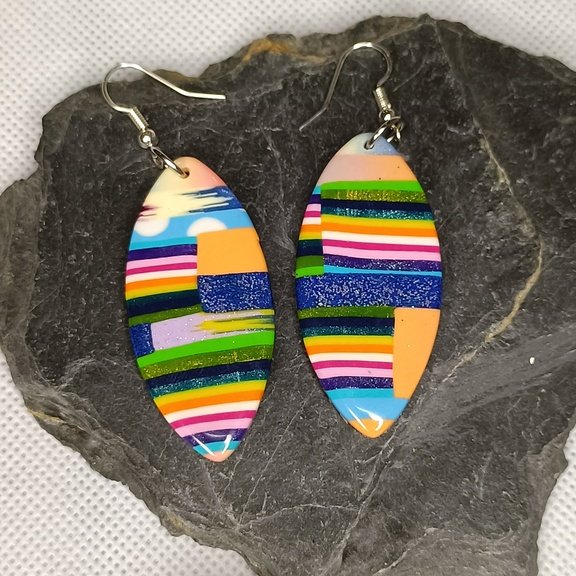 Boucles d'oreilles fantaisies artisanales stylisées multicolore