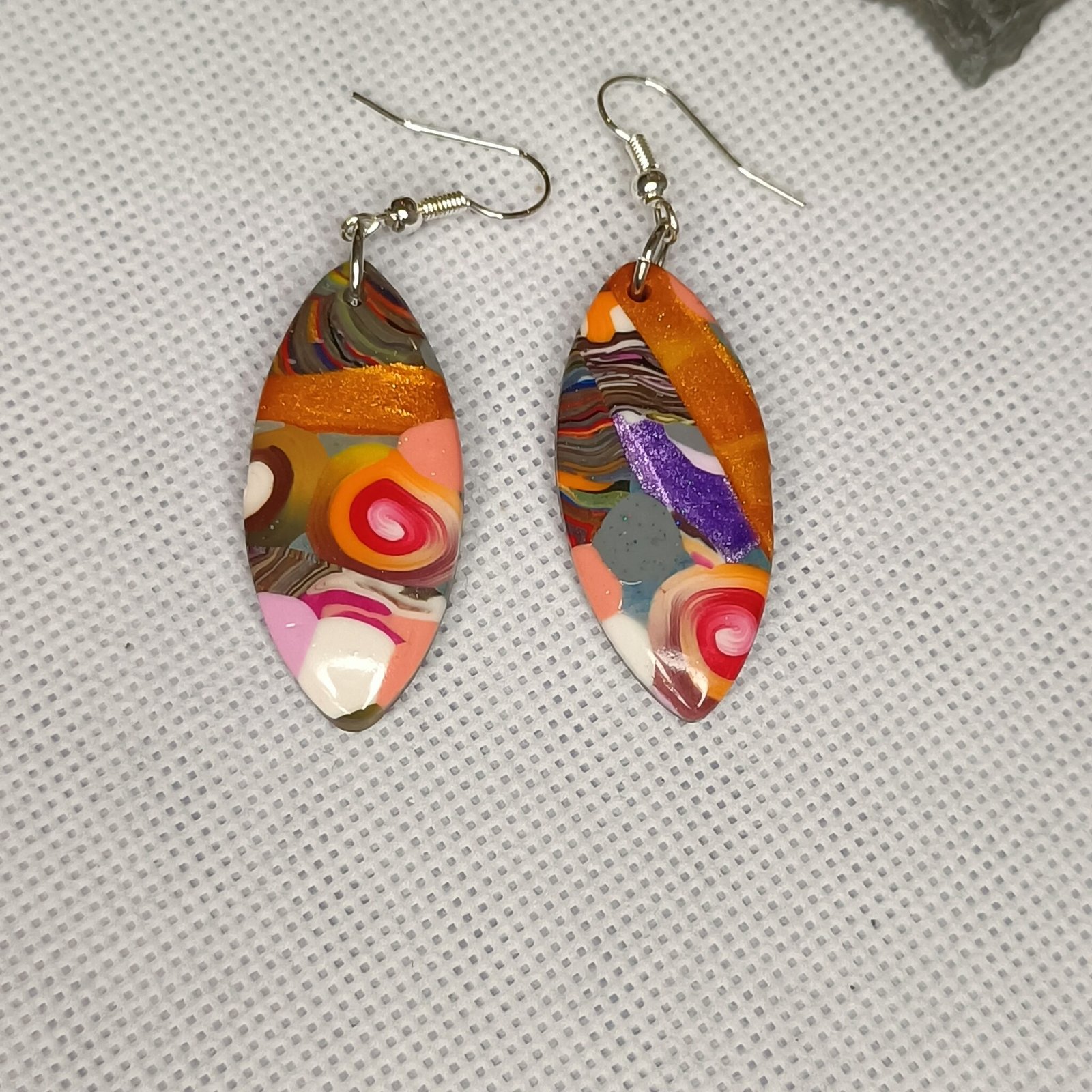 Boucles d'oreilles fantaisies artisanales stylisées colorées