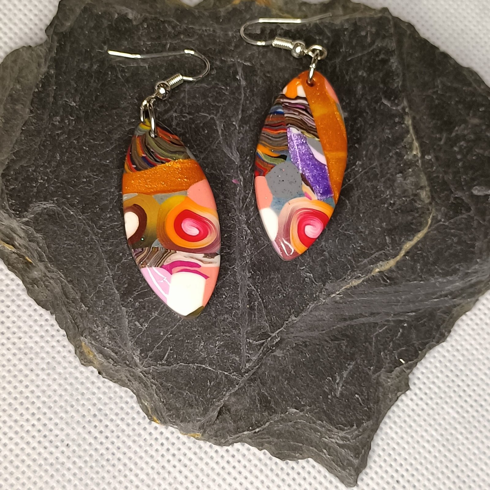 Boucles d'oreilles fantaisies artisanales stylisées colorées