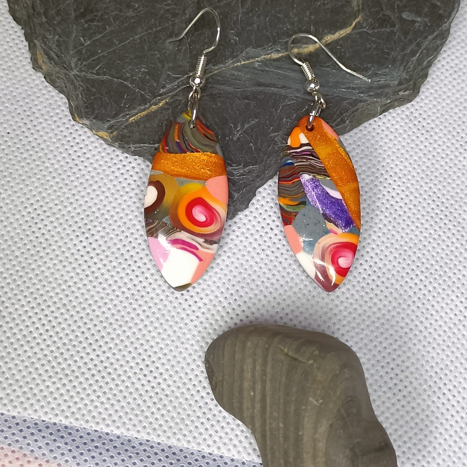 Boucles d'oreilles fantaisies artisanales stylisées colorées