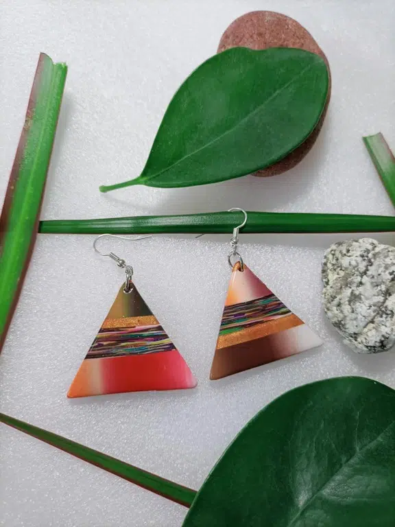 Boucle d'oreille élégante en forme de triangle