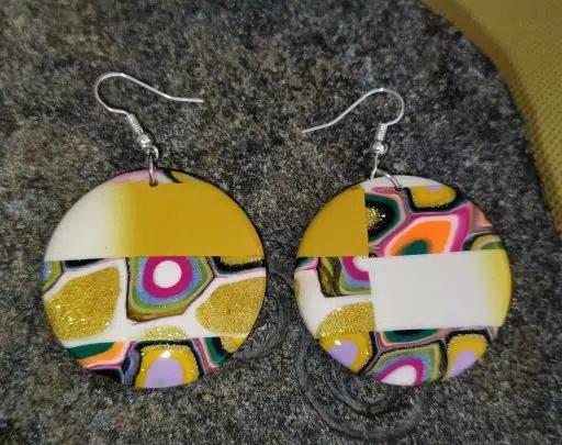 boucle d'oreille fantaisie ronde élégante et stylée