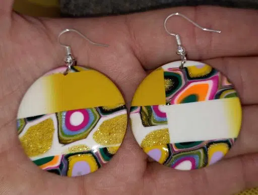 boucle d'oreille fantaisie ronde élégante et stylée