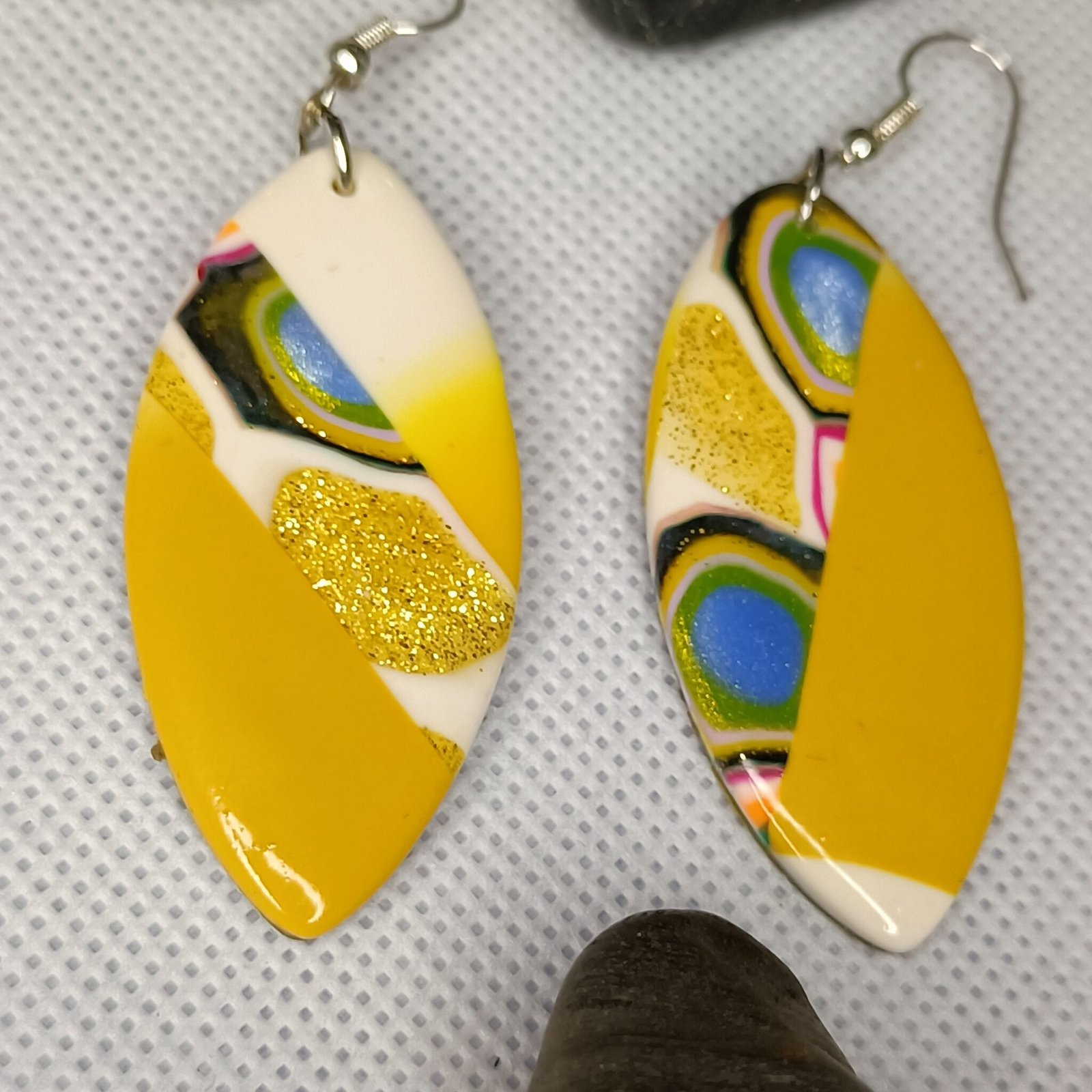Boucles d'oreilles fantaisies artisanales colorées pour femme