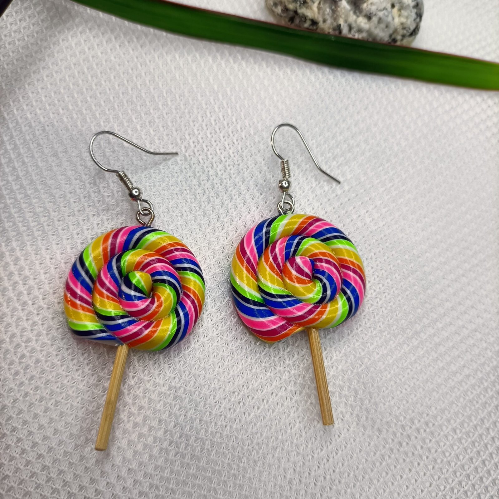 Boucles d'oreilles fantaisies artisanales en forme de sucette – Image 2