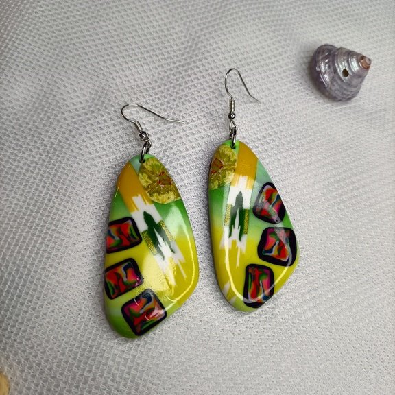 Boucles d'oreilles fantaisies artisanales forme originale et colorée