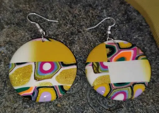 boucle d'oreille fantaisie ronde élégante et stylée