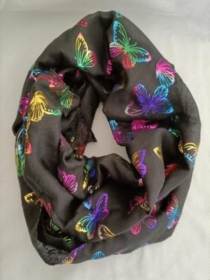 foulard élégant pour femme motifs papillons multicolores