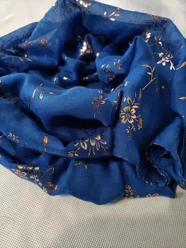 foulard bleu royal tendance avec motif floral