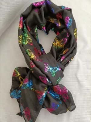 foulard élégant pour femme motifs papillons multicolores