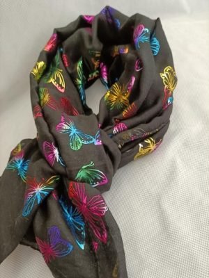 foulard élégant pour femme motifs papillons multicolores