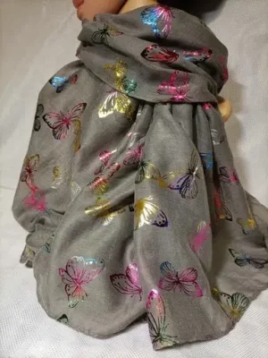 foulard chic et fashion couleur gris foncé avec motif papillon