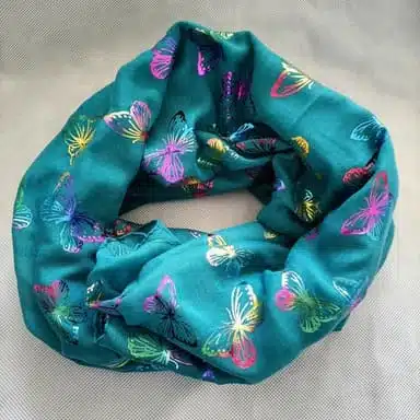 foulard couleur bleu canard avec motifs papillons pour femme