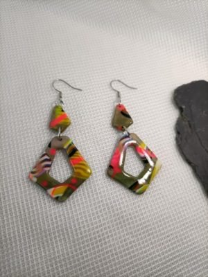 boucles d'oreilles tendance et colorée
