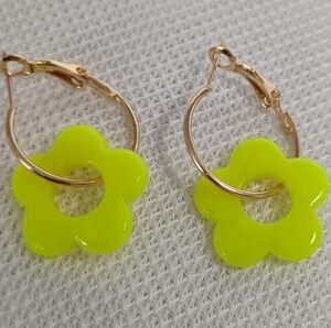 Boucles d’oreilles fantaisies artisanales motif fleur couleur unie jaune
