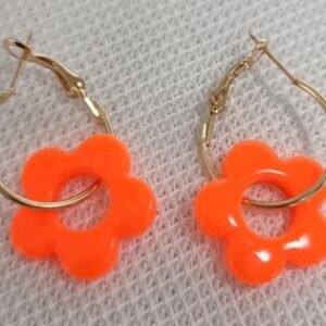 Boucles d’oreilles fantaisies artisanales motif fleur couleur unie orange