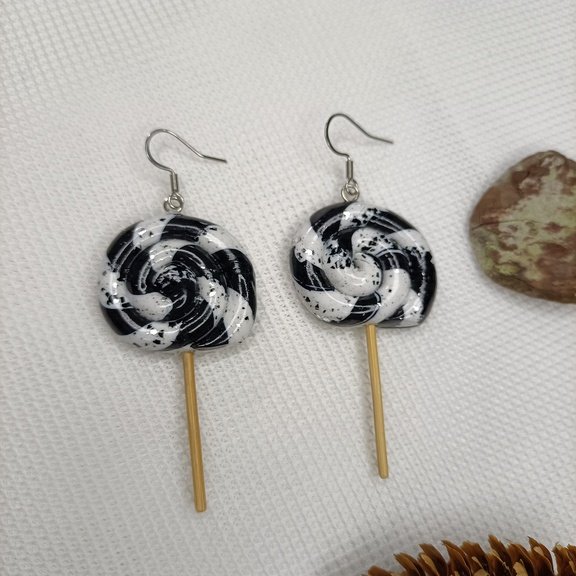 Boucles d'oreilles fantaisies artisanales en forme de sucettes noires brillantes